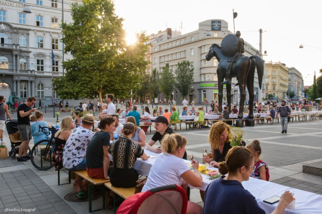 Hlavní fotografie projektu STŮL VE STŘEDU II / sousedská slavnost v centru Brna